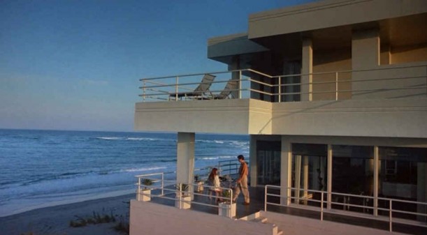 contemporary-cape-cod-beach-house-sleeping-with-enemy-611x337