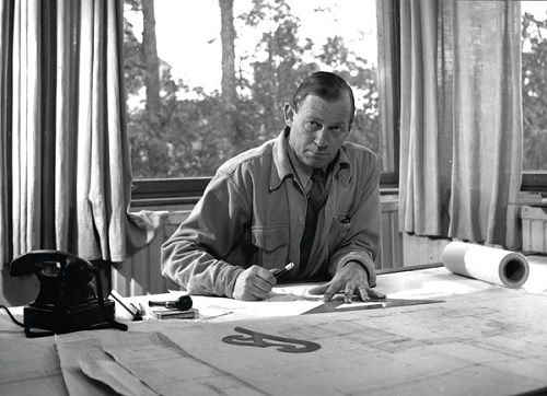 profissão: Alvar Aalto trabalhando no seu studio no início dos anos 20 