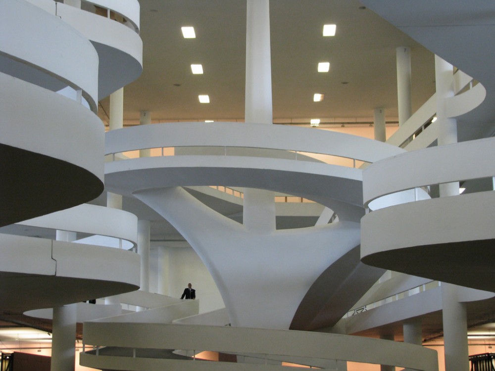 Prédio da Bienal de SP por Oscar Niemeyer construído em concreto armado