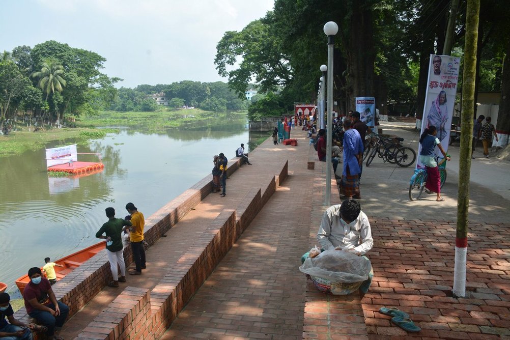 Espaço Público ao longo do Rio Naboganga em Jhenaidah, Bangladesh, 2020. Imagem: Co.Creation.Architects