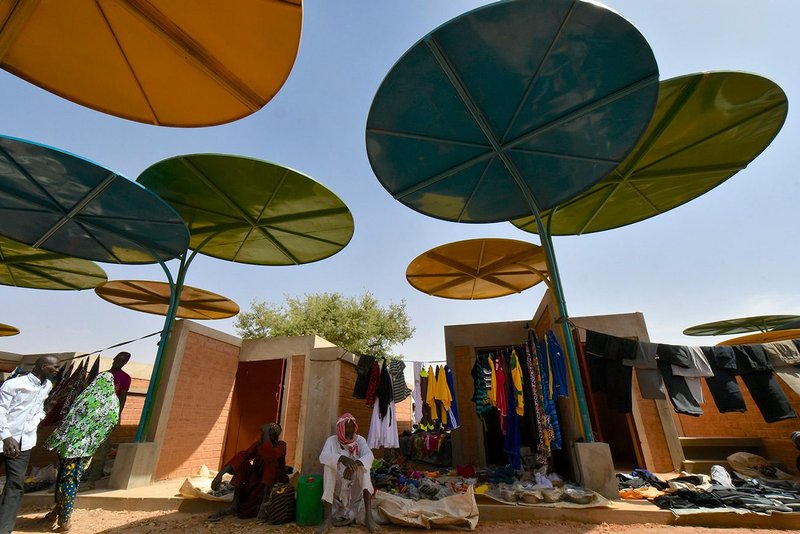 O mercado na vila de Dandaji, Níger, 2019.  Imagem: Atelier masōmi. Foto de Maurice Ascani