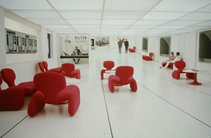 Cena do Hotel Hilton em 2001: Uma Odisséia no Espaço de Stanley Kubrick. Fonte: Reprodução 
