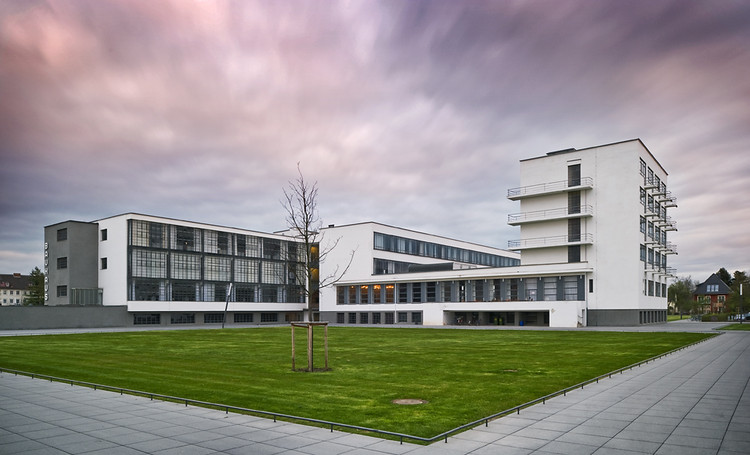 Bauhaus Dessasu onde Moholy-Nagy implementou os conceitos de design inclusivo. Imagem: Thomas Lewandovski via ArchDaily