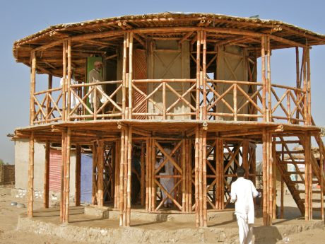 Centro Comunitário / IDiálogos internacionais – Abordagens vernáculas Yasmeen Lari com Razia Iqbal. Imagem © Heritage Foundation of Pakistan
